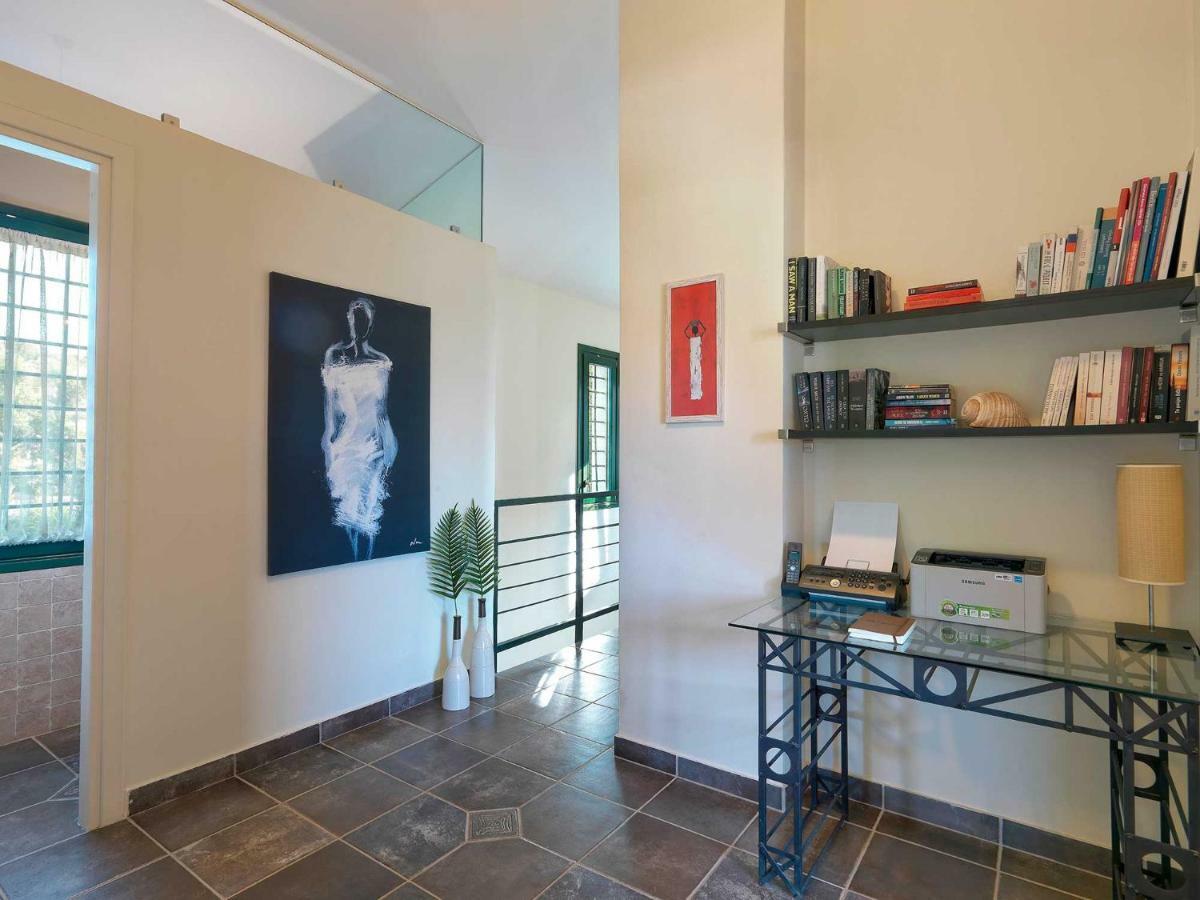 Villa Aria - Luxury Beachfront Villa With Pool And Tennis Court Koilas Exterior photo